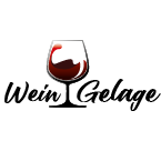 Logo Weingelage, ihr Online Weinhandel in Berlin Friedrichshain mit einer tollen Weinauswahl aus Deutschland, Österreich, Frankreich, Italien, Spanien. Beschreibung Logo: Mittig steht ein Rotweinglas, Schriftzug Weingelage geht unten am Glas entlang.